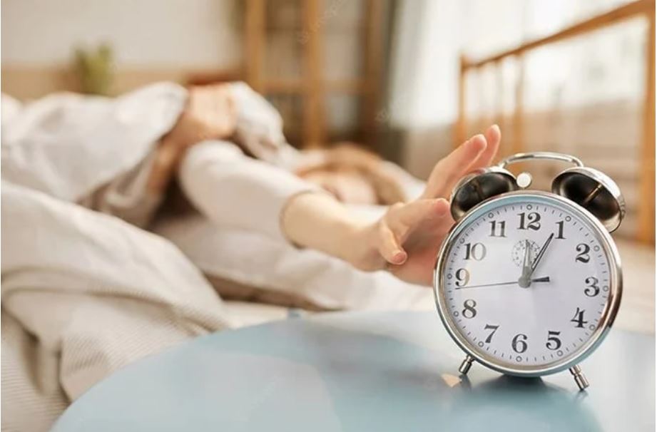 Thường xuyên thức dậy trước báo thức có phải là dấu hiệu sức khỏe? - Ảnh 1